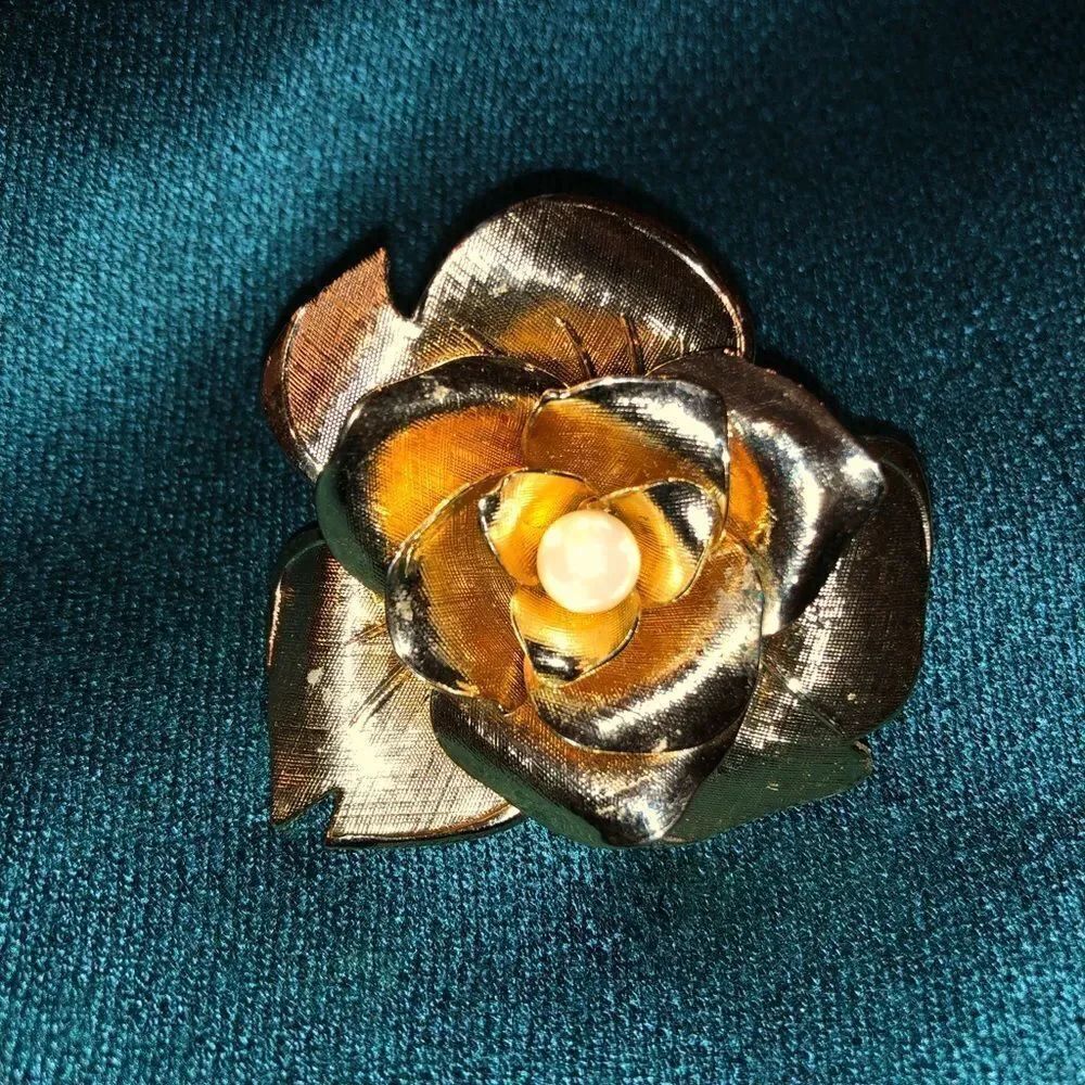 Vintage gold tone rose brooch with pearl